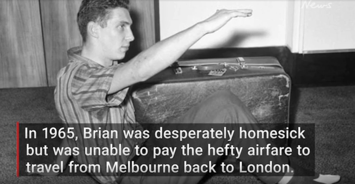 Брайан показывает, как он сидел в ящике.