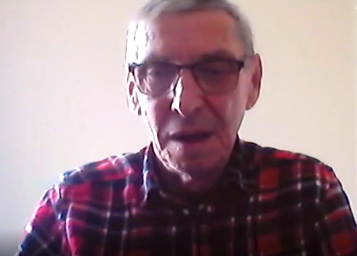 Сейчас британец пытается найти своих друзей.