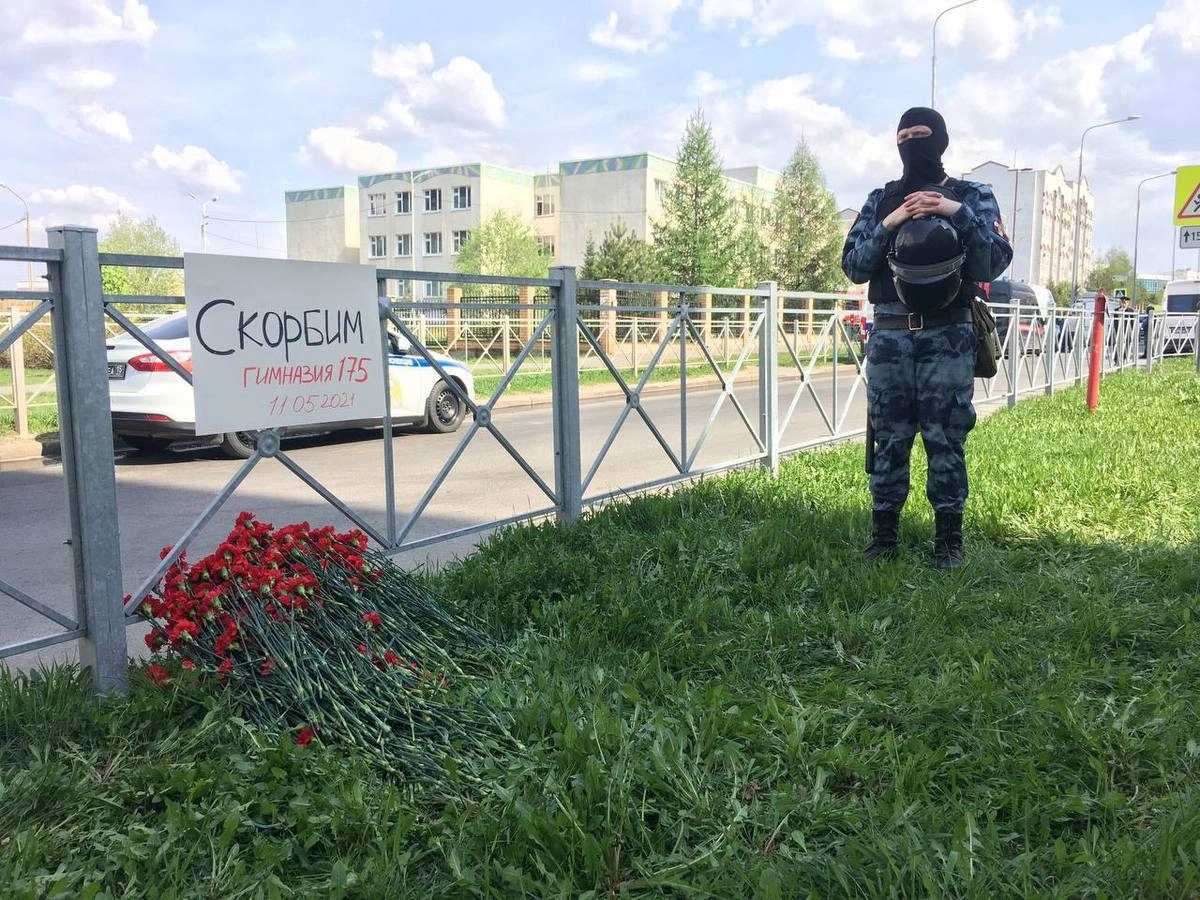 Люди несли цветы к школе