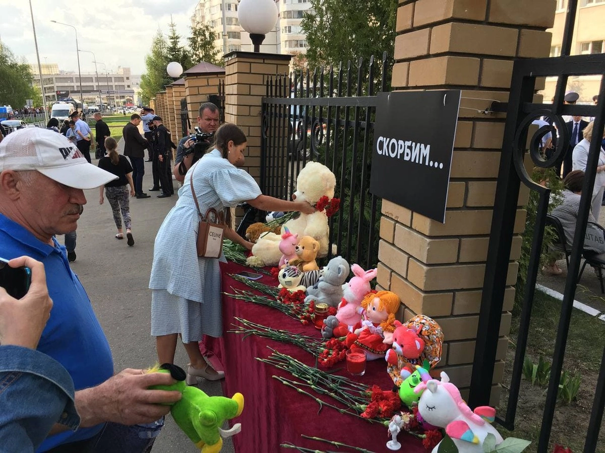 К месту трагедии люди принесли игрушки и цветы