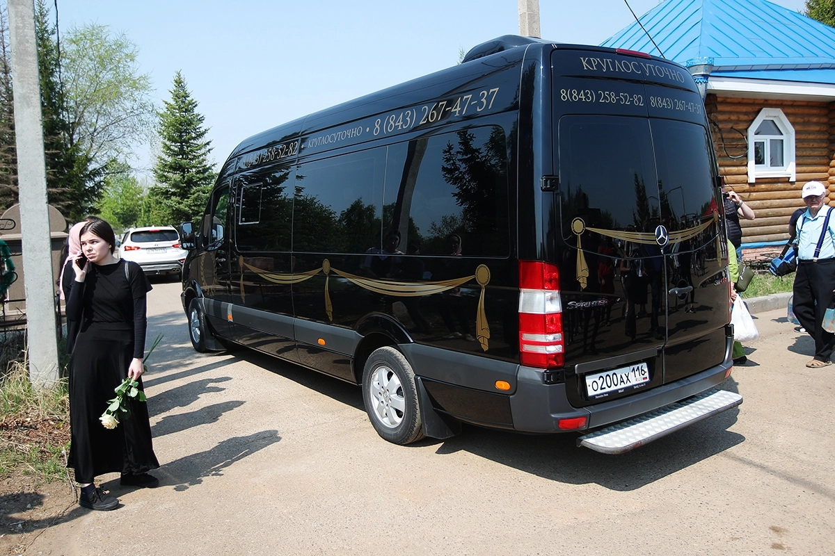 Похороны погибших во время стрельбы в школе в Казани