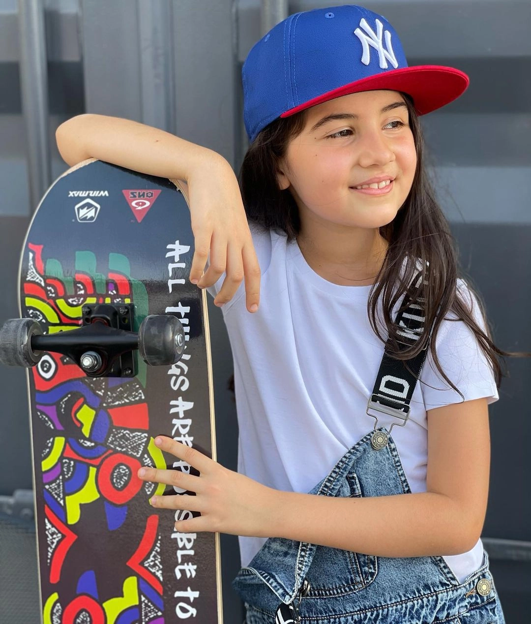 Несмотря на свою занятость, юная звезда диджеинга дистанционно учится в школе, много читает, катается на скейтборде и часто гуляет с друзьями