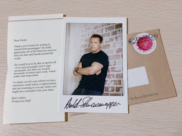 Сотрудники продюсерского центра Арнольда Шварценеггера отправляют ответные письма и фотографии с автографом звезды всем фанатам