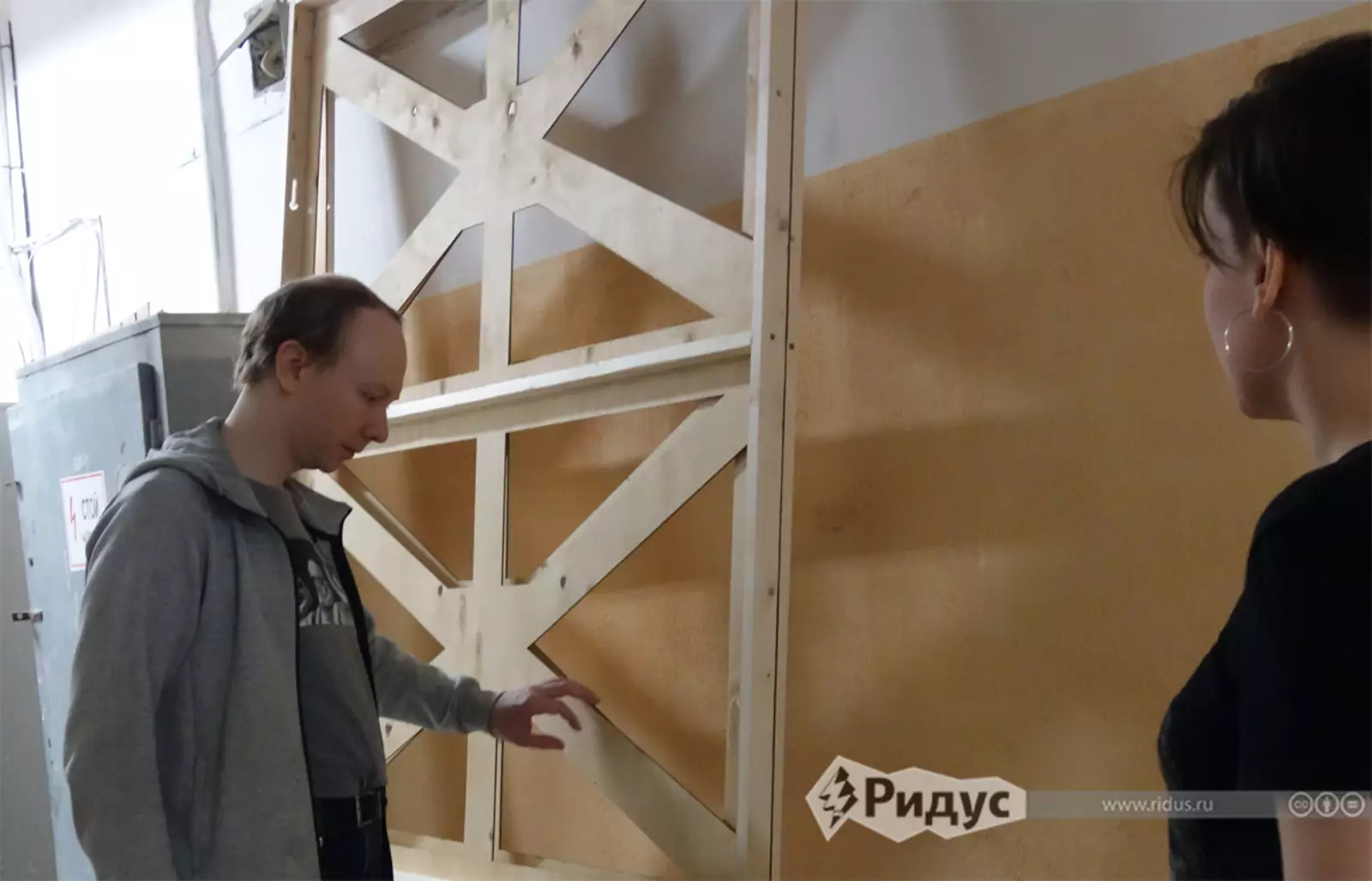 Алексей показывает заготовку стенда. Алексей показывает заготовку стенда.