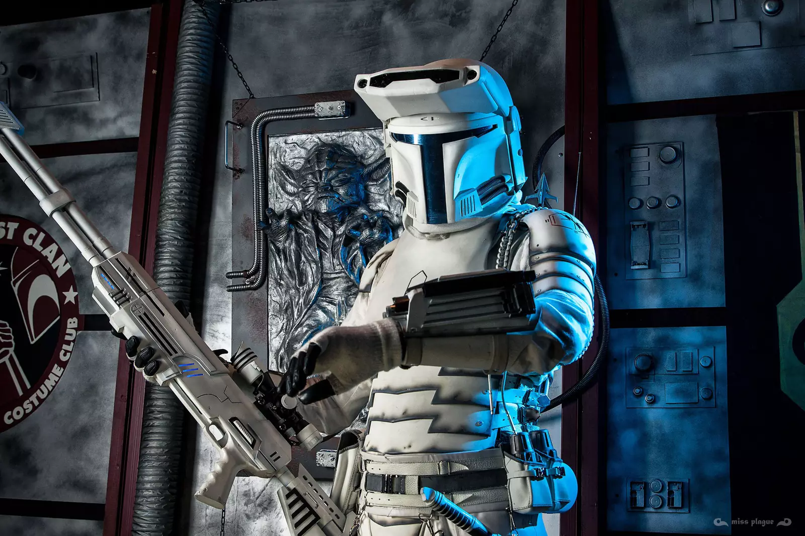 Алексей в доспехе на фоне стенда Клана Красного Кулака. Бессменный фотограф членов клуба — Miss Plague Photo. Алексей в доспехе на фоне стенда Клана Красного Кулака. Бессменный фотограф членов клуба — Miss Plague Photo.