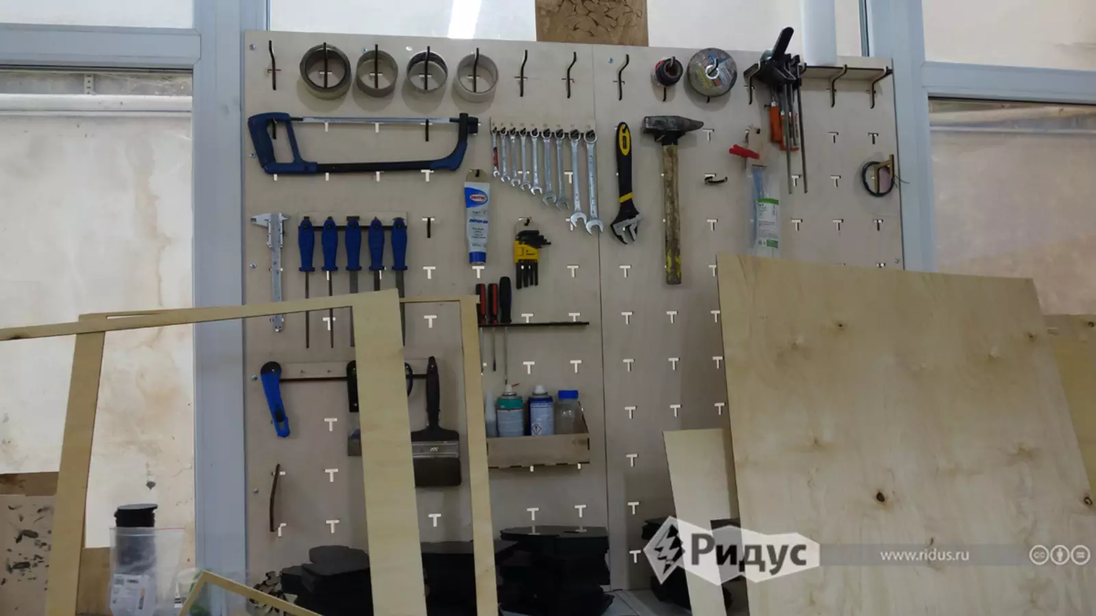 Многочисленные инструменты: все пригодятся в хозяйстве. Многочисленные инструменты: все пригодятся в хозяйстве.