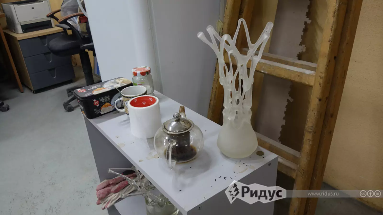 Когда работа спорится, чай приходится пить где угодно. Когда работа спорится, чай приходится пить где угодно.