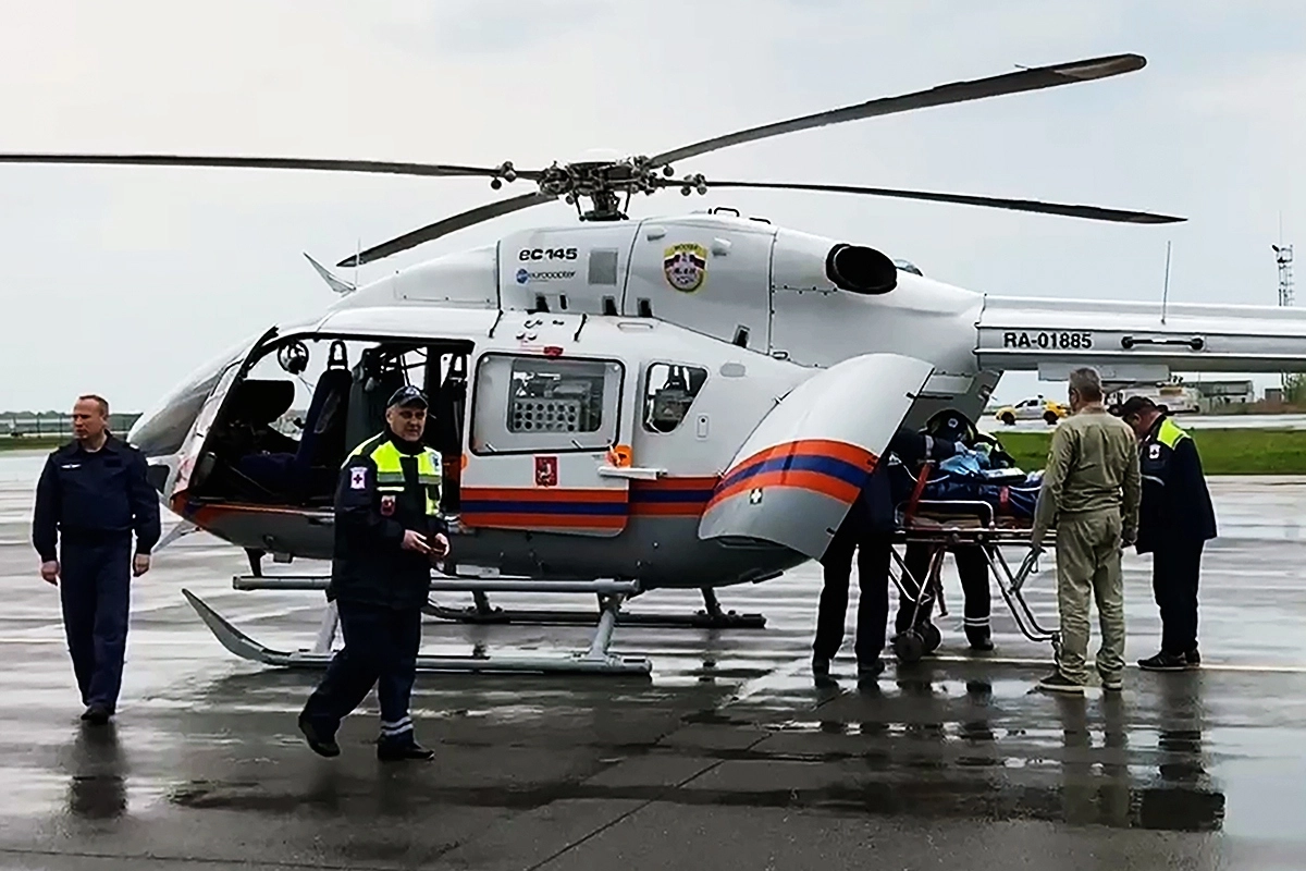 Транспортировка пострадавших во время стрельбы в Казани