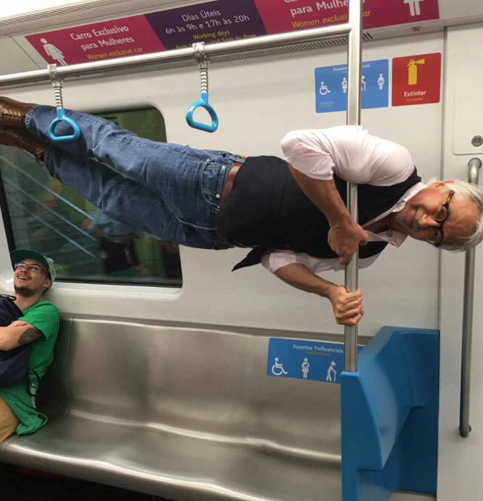 Кто-то в метро предложил мужчине присесть, и он сделал так.