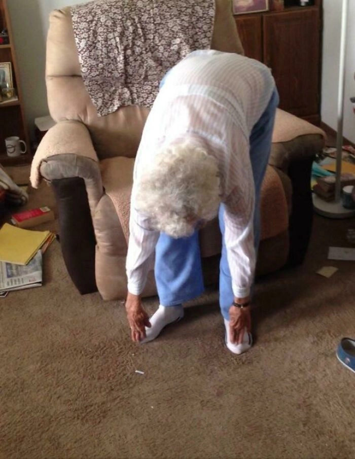 «Моя 97-летняя бабушка более гибкая и спортивная, чем я. Это она показывала мне, что легко достаёт руками до пальцев на ногах». 