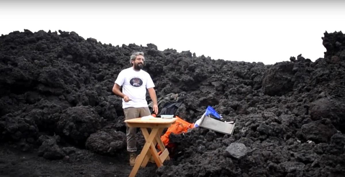 Бухгалтер из Гватемалы по имени Дэвид Гарсия использует действующий вулкан Пакая в качестве печи для приготовления пиццы