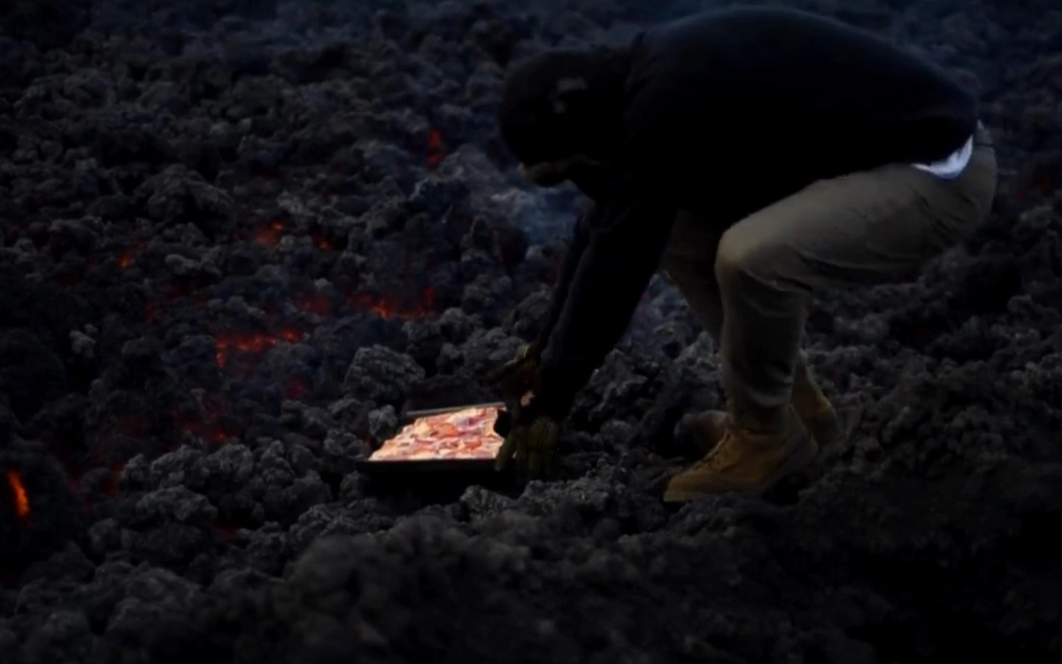 Для готовки Дэвид надевает защитный костюм и использует специальные металлические листы