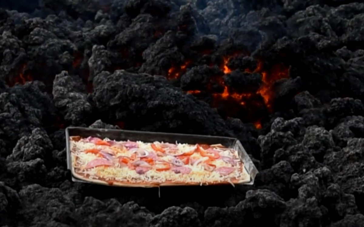 Несмотря на множество опасностей, Дэвид уверен, что его пицца с томатным соусом, сыром, луком и пепперони стоит риска