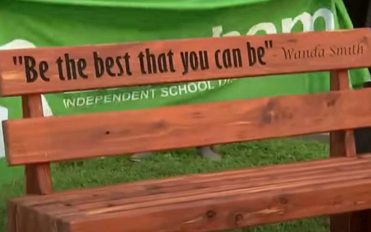 Фраза «Будь как можно лучше», которую учительница часто произносит на уроках, была начертана на памятной скамейке в школьном дворе