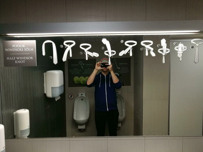 В туалете в аэропорту Таллина на зеркале есть пошаговая инструкция, как повязать галстук. 