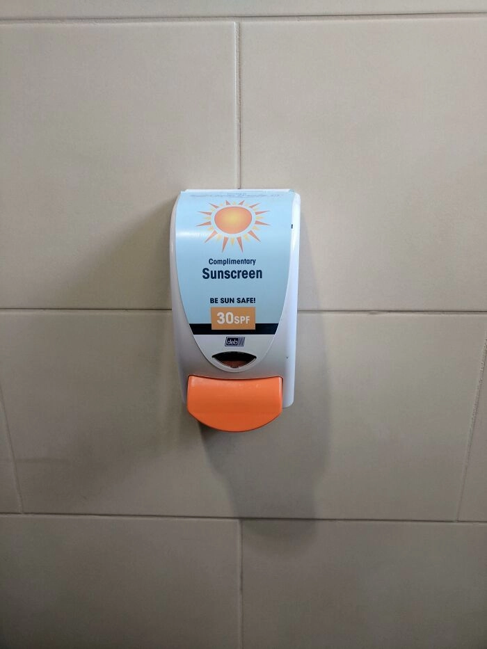 В общественном туалете зоопарка можно найти солнцезащитный крем. 