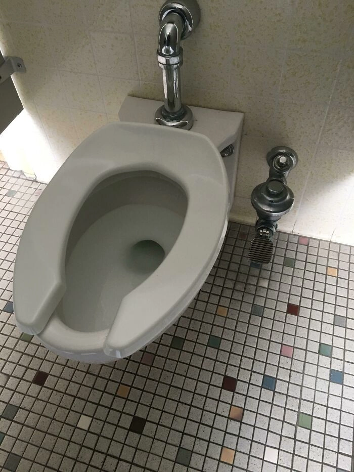 В этом школьном туалете для слива есть специальная педаль. 
