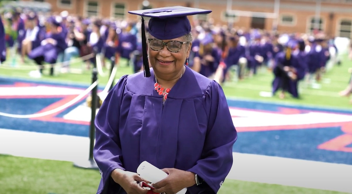 В субботу 8 мая Вивиан пришла на торжественное вручение дипломов