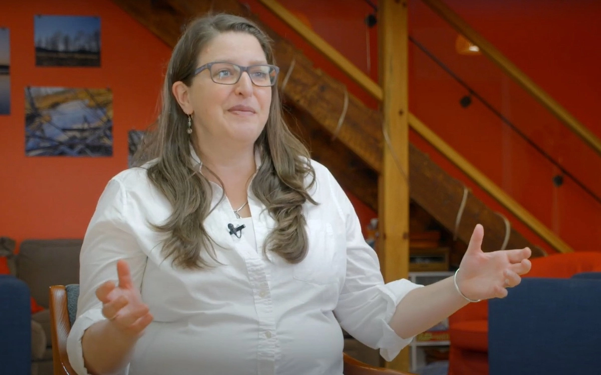 Соседка Альверо — Сара Макларен, которая общалась и работала вместе с ним много лет, помогла мужчине и его семье найти новое безопасное и спокойное место для жизни