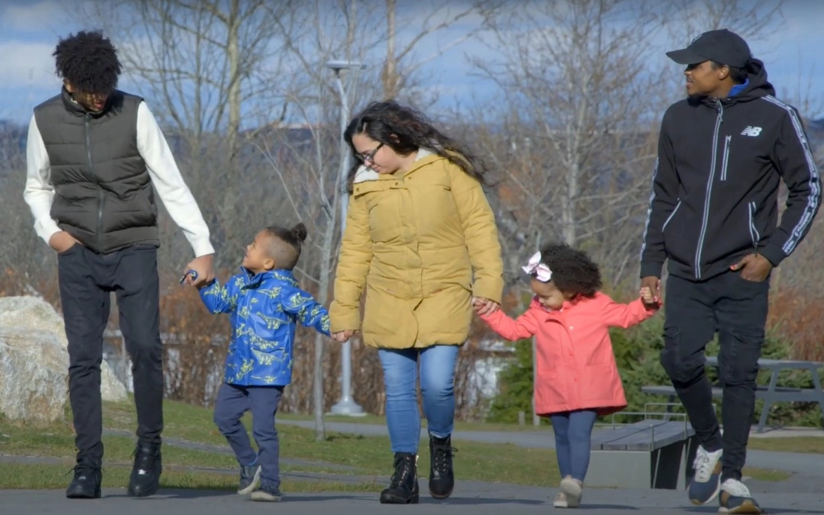 К концу месяца семья Виггинс переедет в новый таунхаус с четырьмя спальнями в непосредственной близости от парка и бассейна