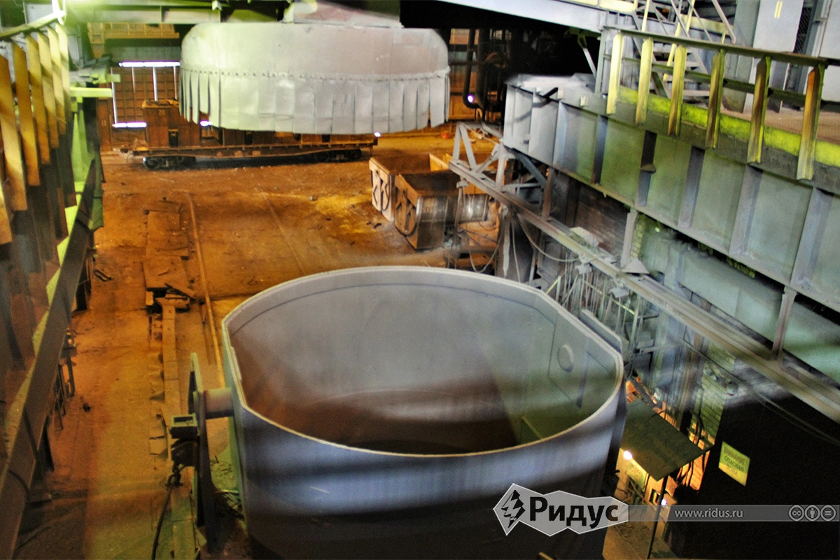 Бадьевый проем для передачи завалочных бадьей с шихтой.