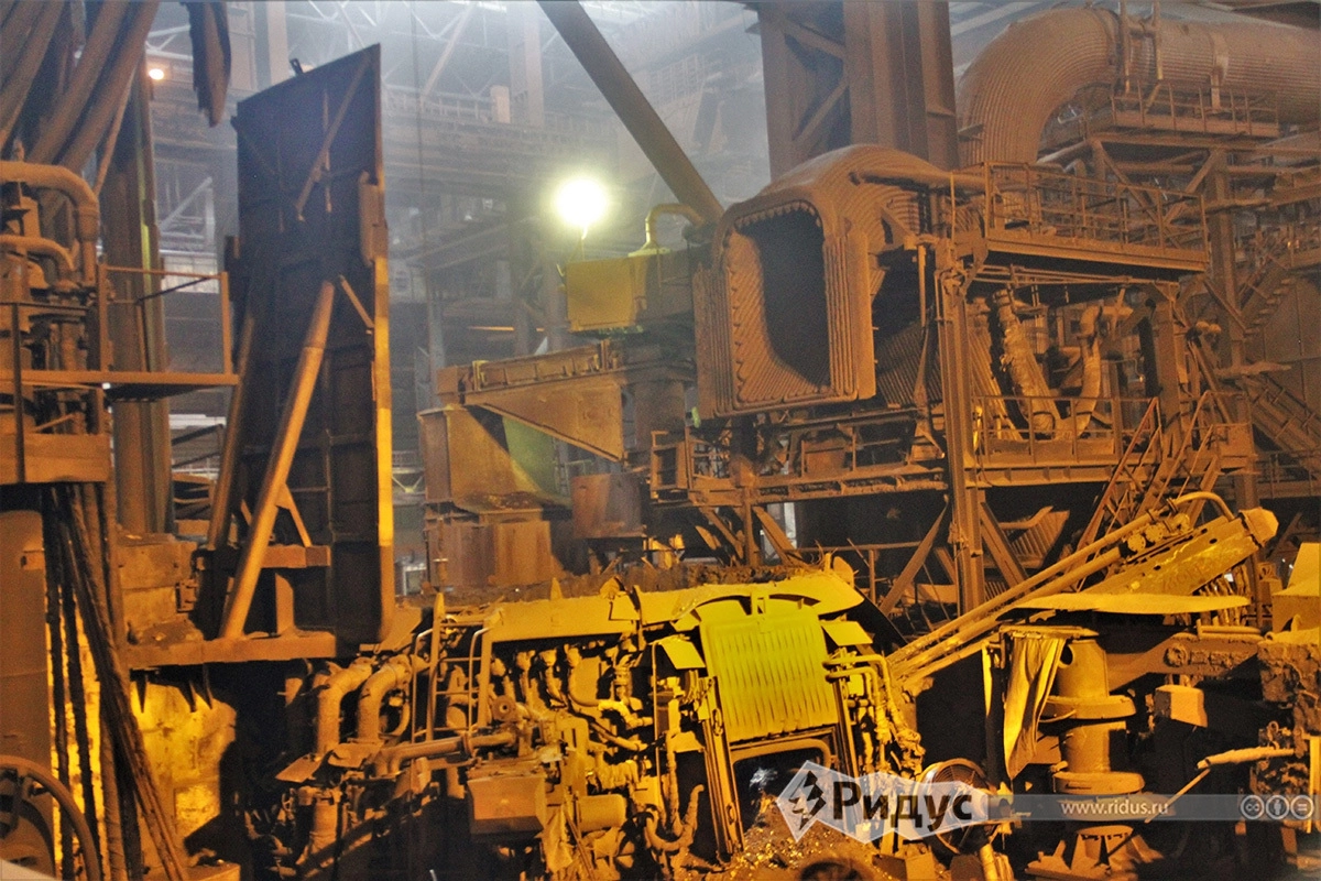 ЭДП-120 (электродуговая печь №2) с отведенным сводом. Остановлена на ППР.