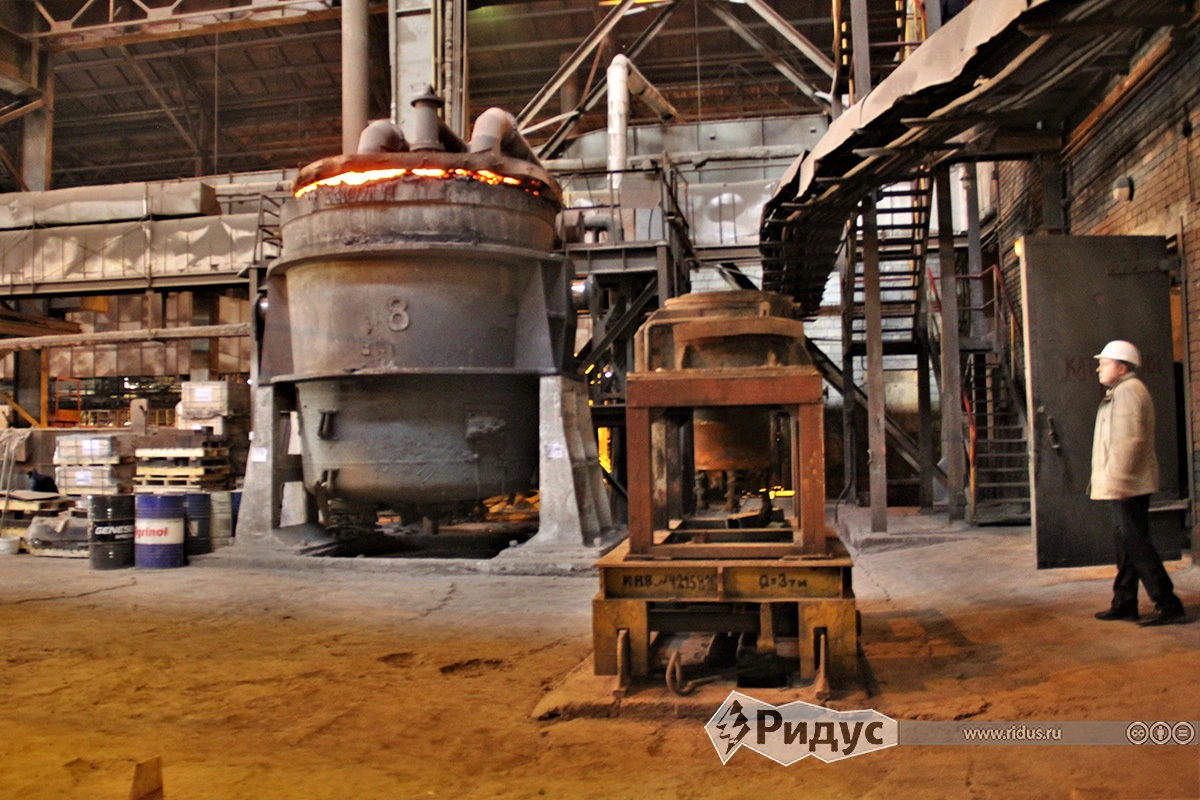 Пролет МНЛЗ. На ближнем плане один из кристаллизаторов, на заднем установка для сушки разогрева стальковшей с ковшом №8