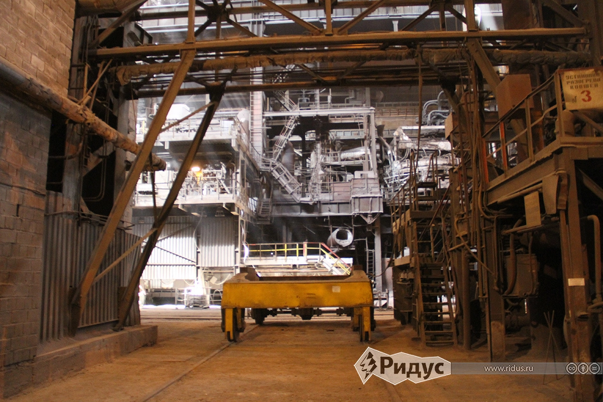 Передаточная тележка. На заднем плане участок комплекса внепечной обработки – установка «печь-ковш» (УПК).