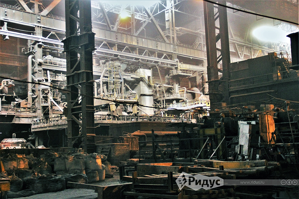 На заднем плане комплекс внепечной обработки стали (КВОС).