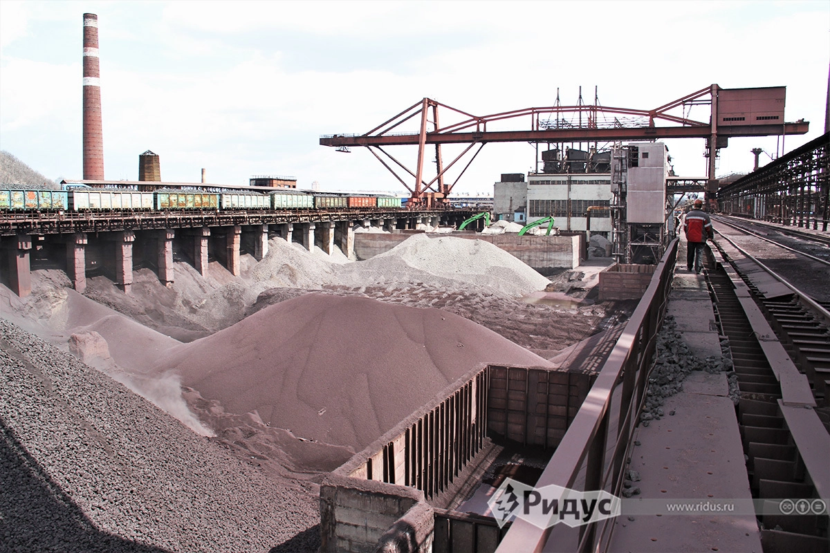 Рудный двор доменного цеха (слева на право – резерв: кокс, окатыши, известняк).