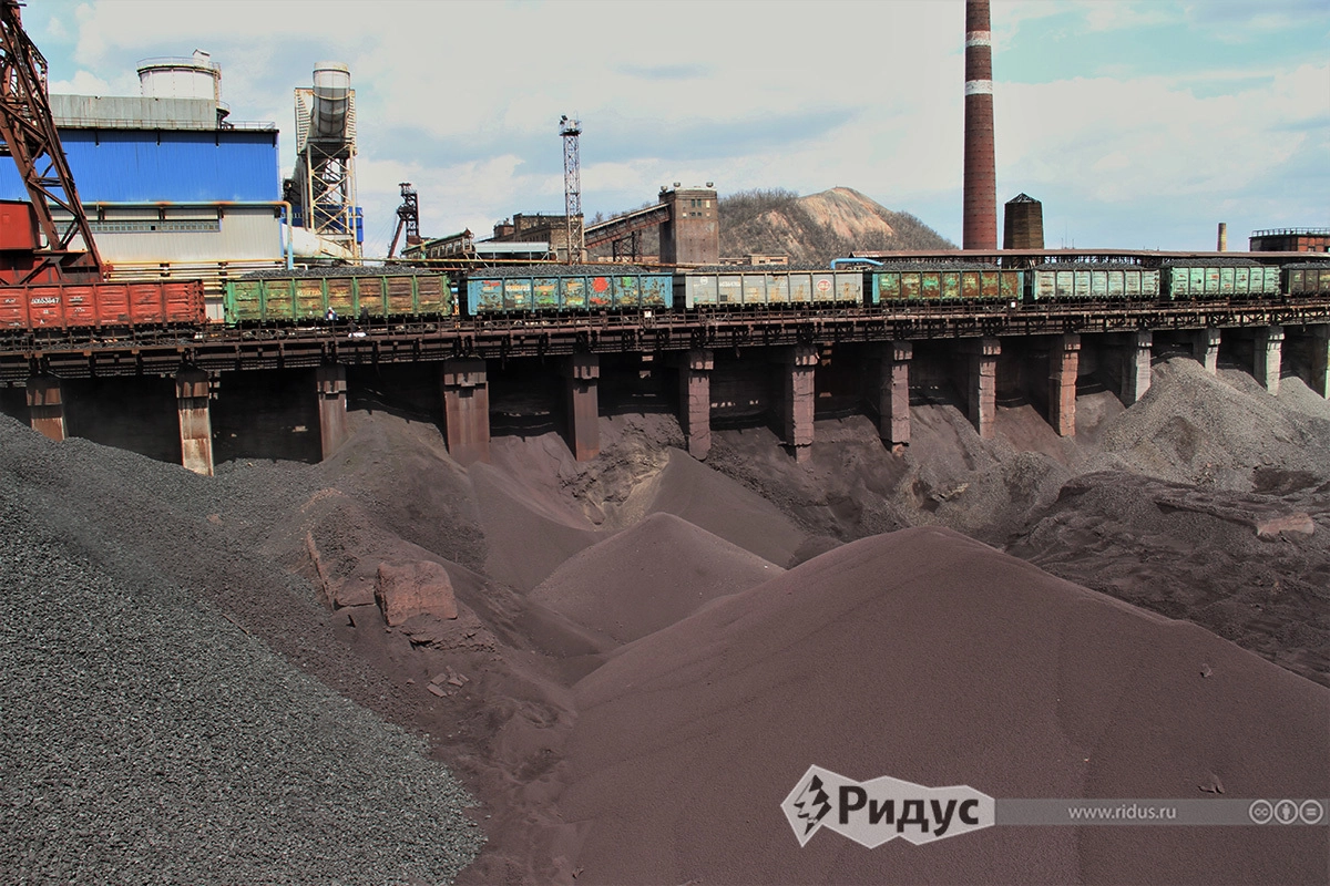 Рудный двор доменного цеха (слева на право – резерв: кокс, окатыши, известняк).