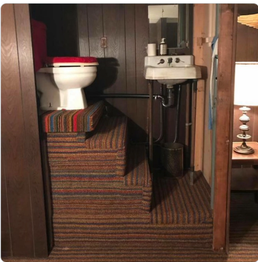 Кому в голову могла прийти идея создать это пьедестал? 