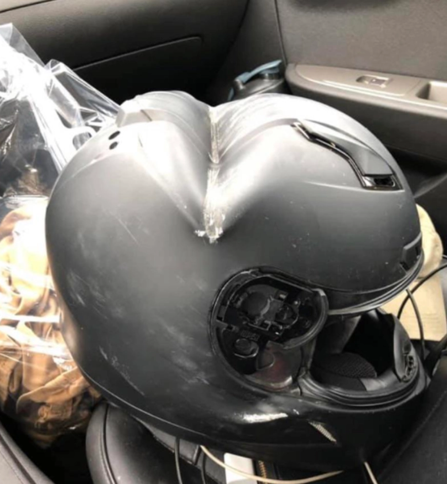 Шлем, спасший жизнь мотоциклиста. 