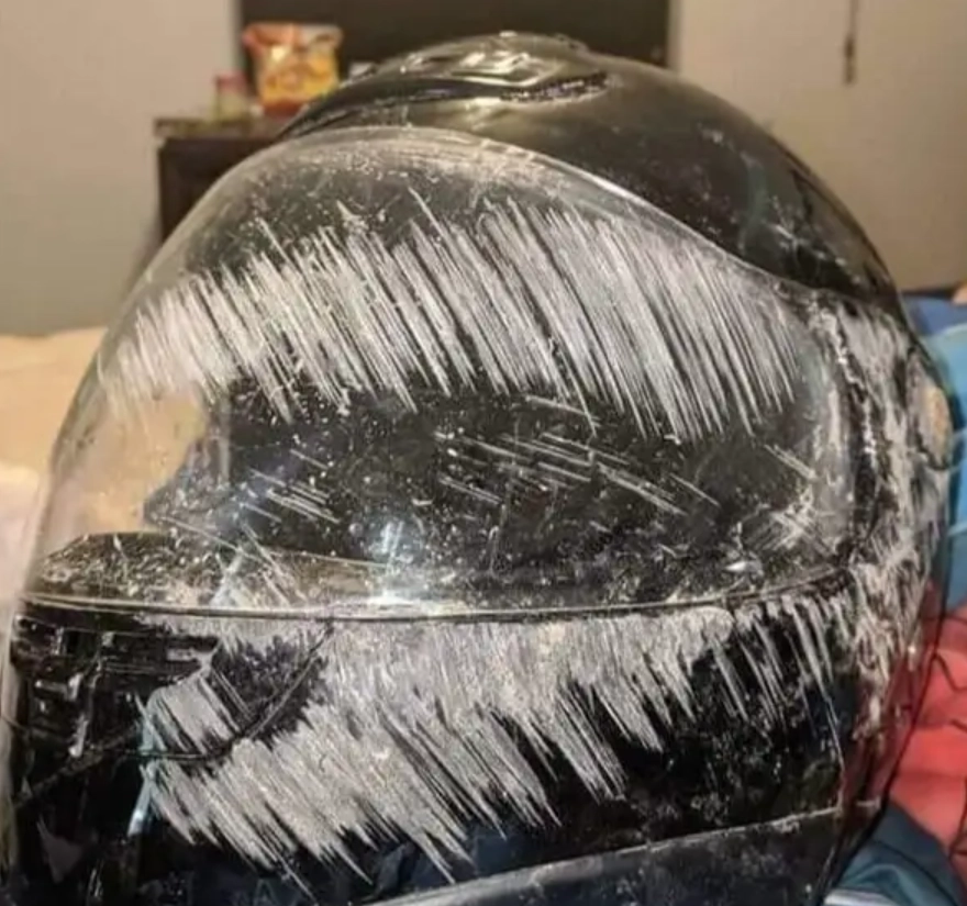 “Восемь лет назад я попал в аварию, сломал руку, ногу и только шлем спас мою жизнь”. 