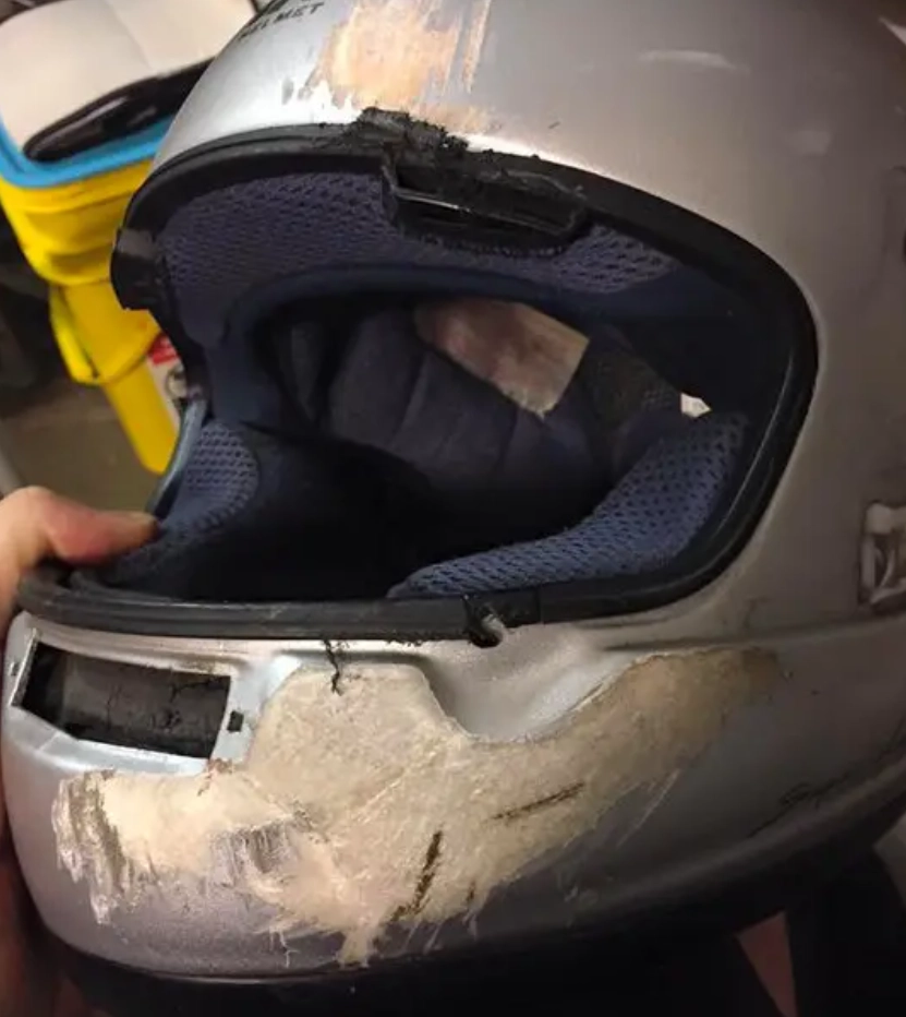 “Если бы мой друг не носил шлем, то, скорее всего, у него бы уже не было челюсти”. 