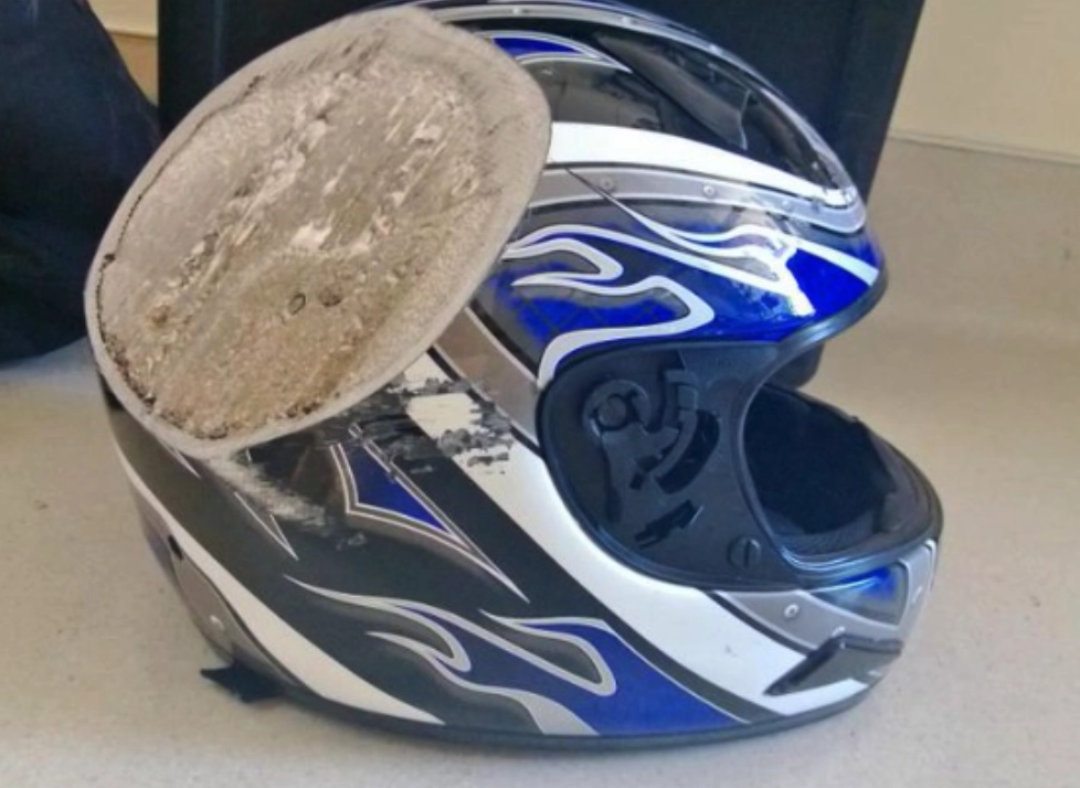 Шлем, который точно спас кому-то жизнь. 