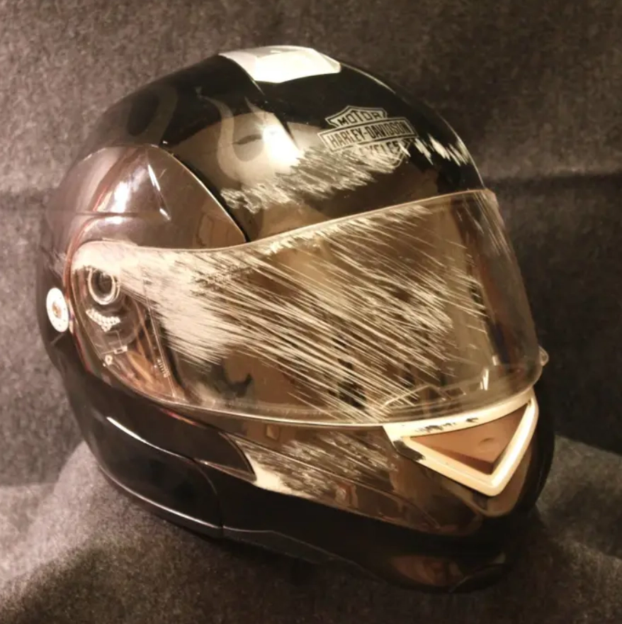 А ведь эти царапины могли быть на лице. 