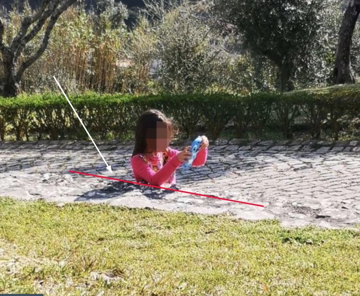 Однако юзеры смогли разобраться, что происходит на кадре. 