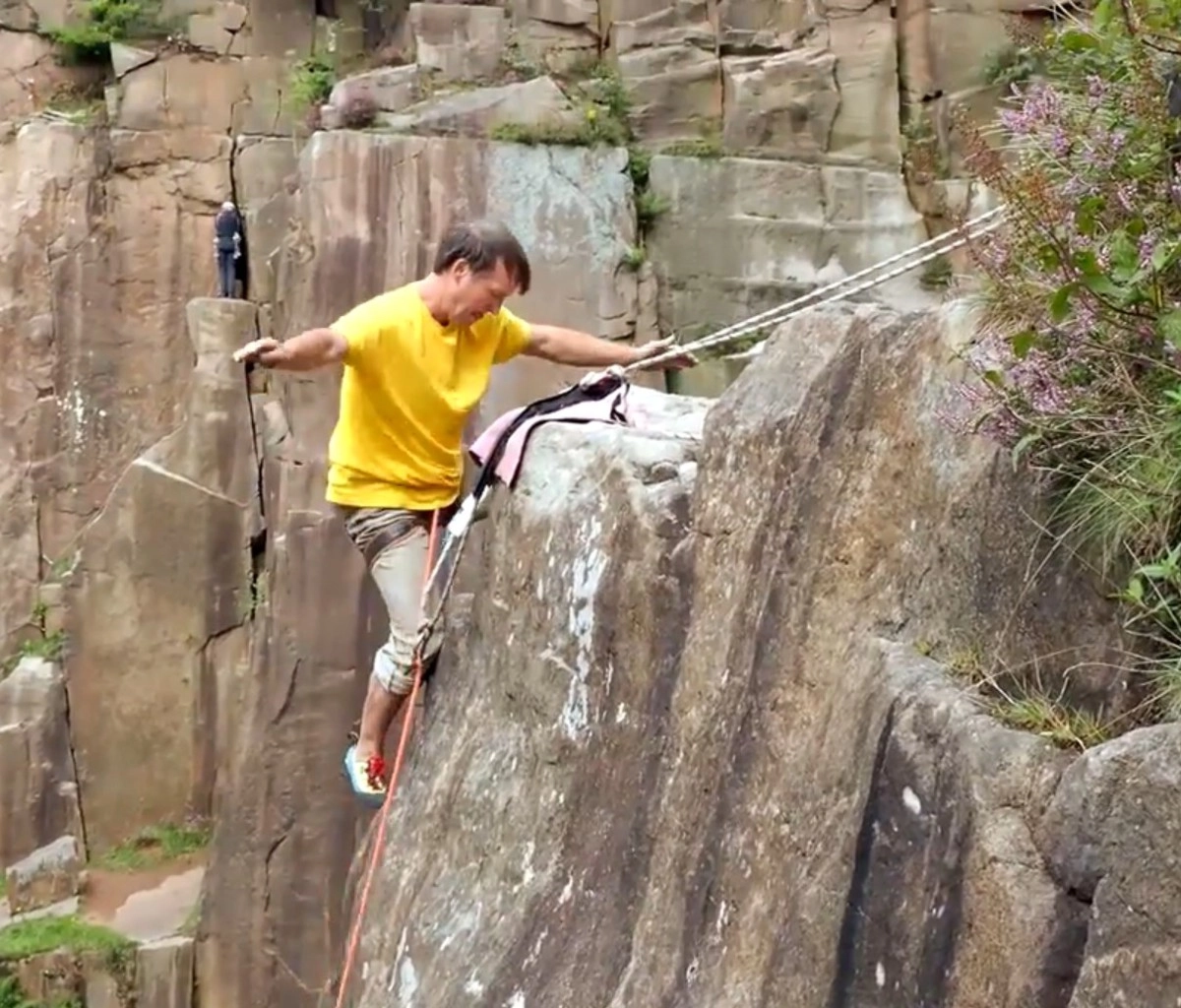 Даже без рук Джонни лазит по скалам с ловокстью ниндзя Даже без рук Джонни лазит по скалам с ловокстью ниндзя