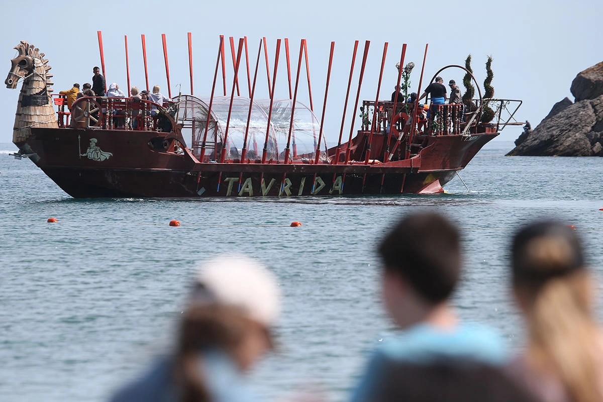 Прогулочный корабль "Таврида" у побережья Черного моря в поселке Новый свет