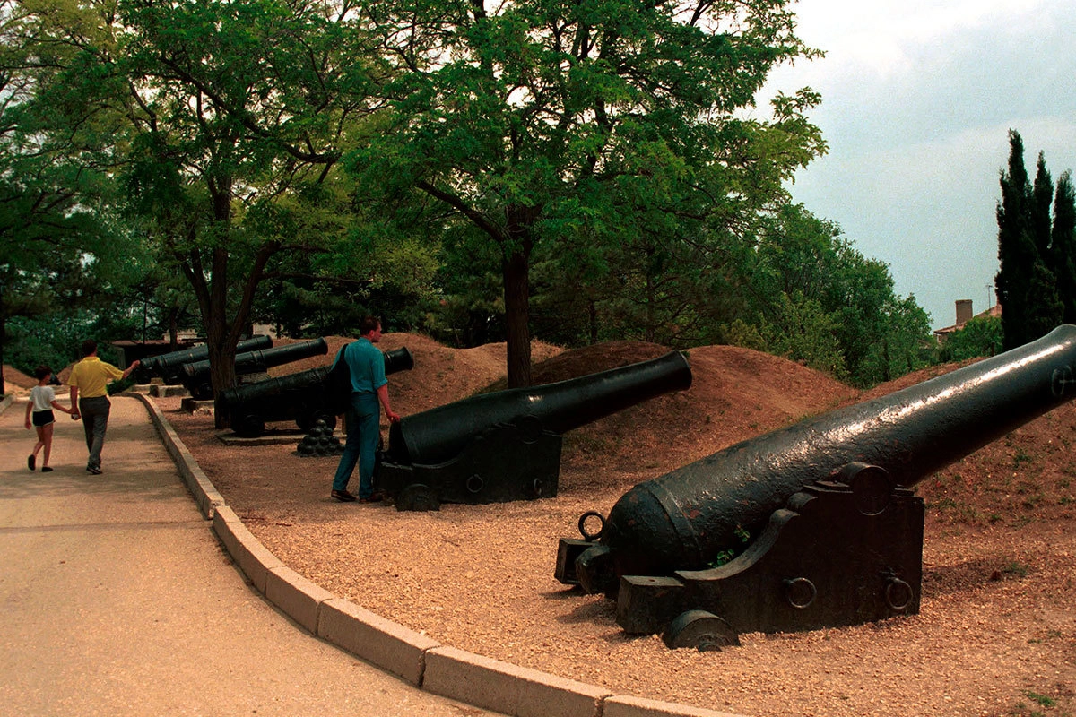 пушки времїн Крымской войны на Малаховом кургане в Севастополе. 
