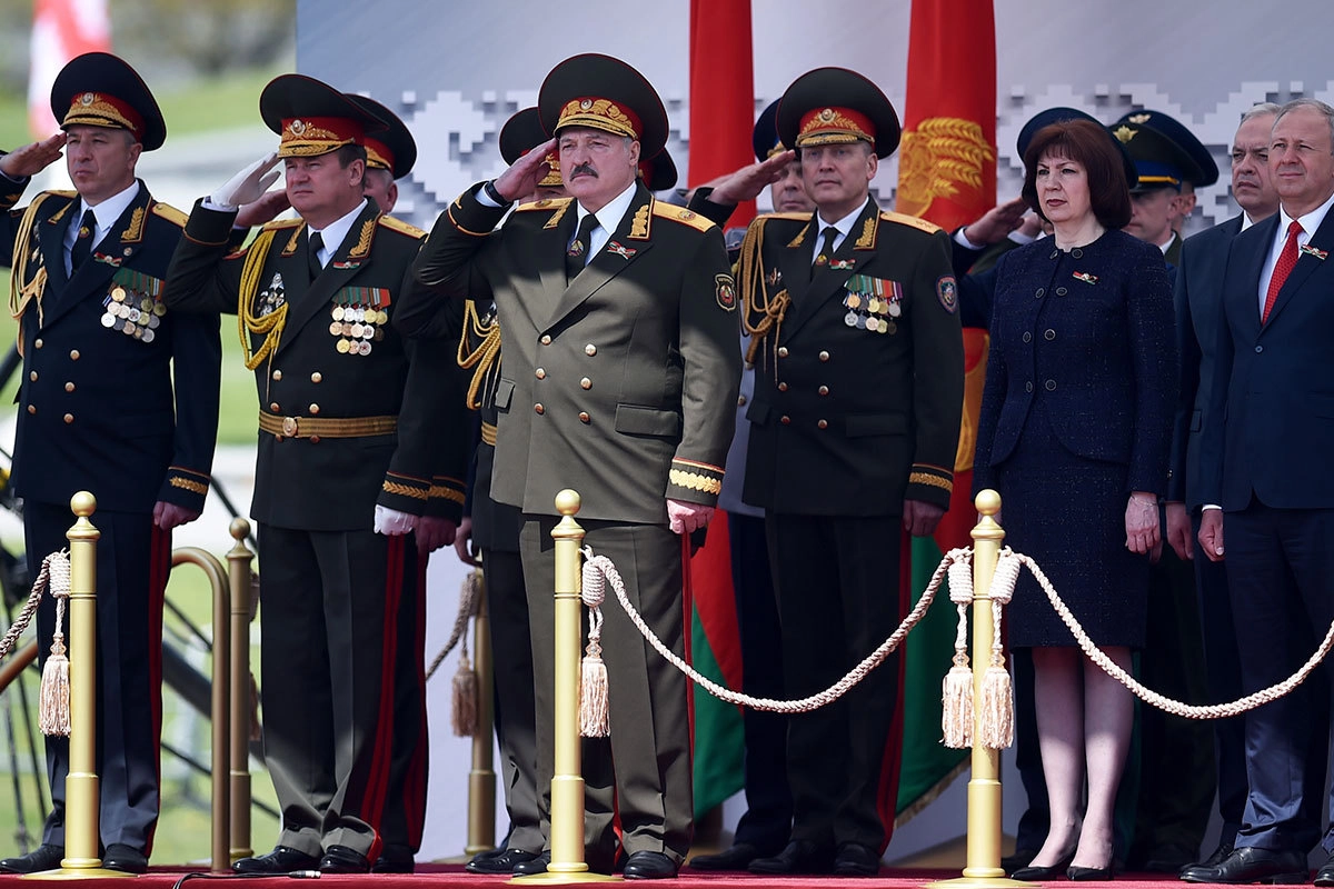 Президент Белоруссии Александр Лукашенко (третий слева) на военном параде, посвященном 75-летию Победы в Великой Отечественной войне, в Минске
