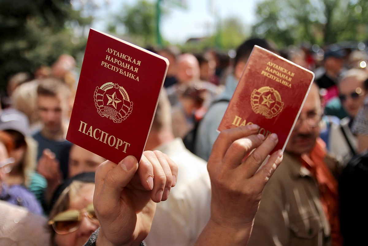 В ЛНР получить росийские паспорта хотели бы все жители. 