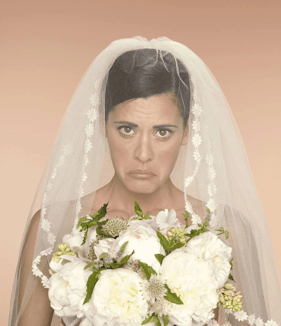 Жених за день до свадьбы напился в хламину. За всю церемонию я видела его пару раз, и он был больше похож на зомби. Невеста выглядела очень смущенной и несчастной. Пару месяцев спустя они развелись. 