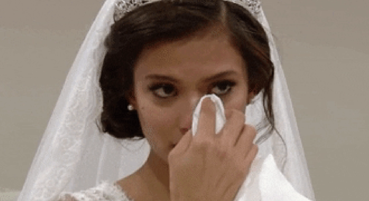 Когда мне было пять лет мы с семьей приехали в другой город на свадьбу к дяде. В день торжестве я случайно зашёл в гардеробную невесты и увидел, как она целуется с каким-то мужчиной. Судя по всему, я сразу же сообщил об этом своему папе. 