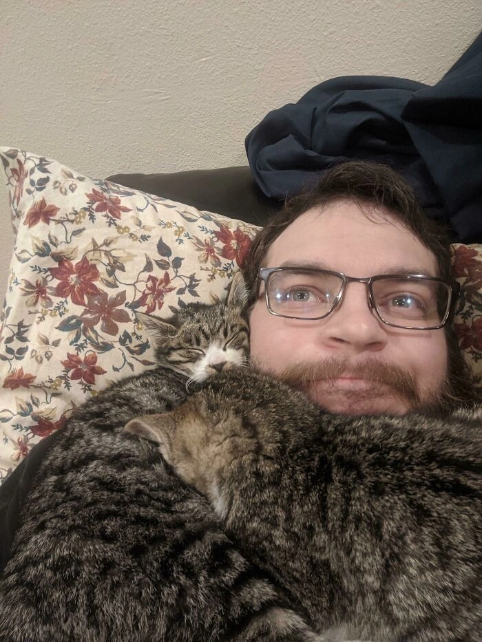 “Сегодня я забрал из приюта двух братьев. Я хотел взять только одного, но потом узнал, что другие люди в последний момент отказались от второго. Лучшее решение”. 