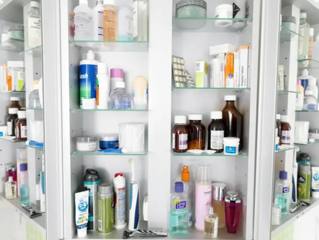 “Не храните лекарства в ванной. Пар и влажность могут испортить таблетки даже в закрытой упаковке”. 