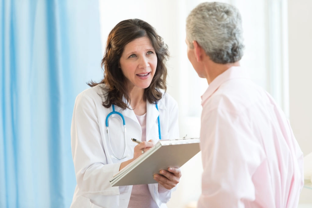 “Предотвратить рак гораздо проще, чем вылечить его: не курите, не пейте много, наносите солнцезащитный крем и ешьте овощи”. 