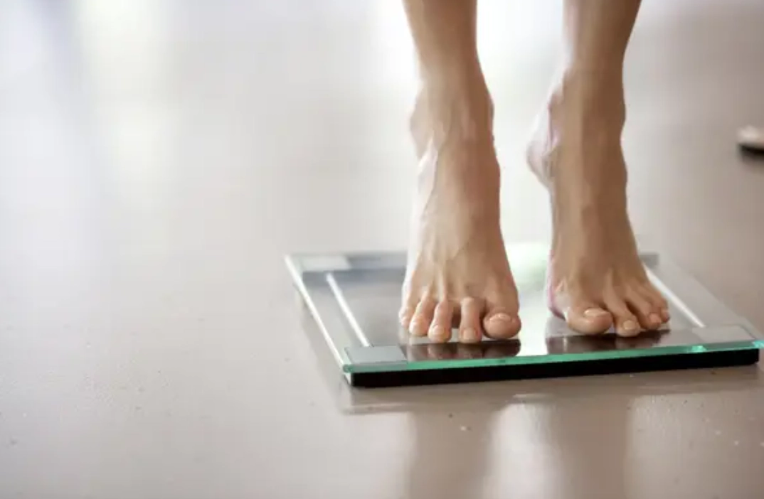 “Следите за своим весом, его быстрое снижение при сохранении обычного образа жизни свидетельствует о том, что в организме происходят серьезные изменения”. 