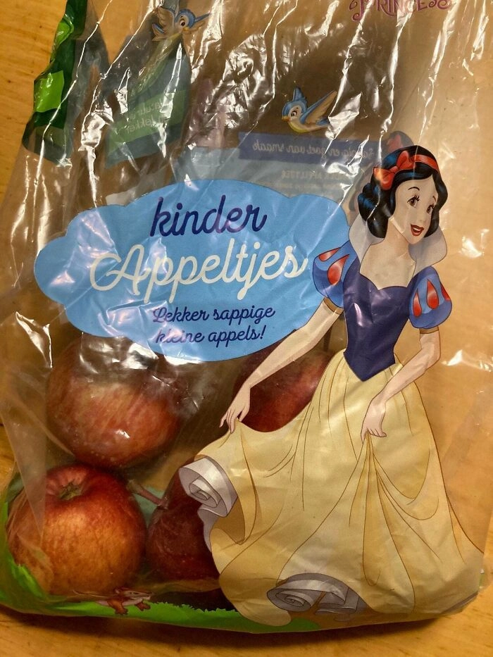 Упаковка яблок и персонаж, которого отравили яблоками... 